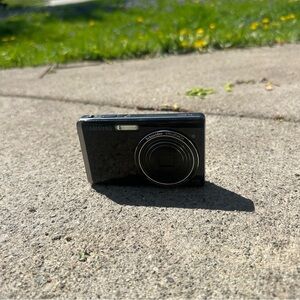 Samsung Black Digital Camera with Sleek Design and Retractable Lens